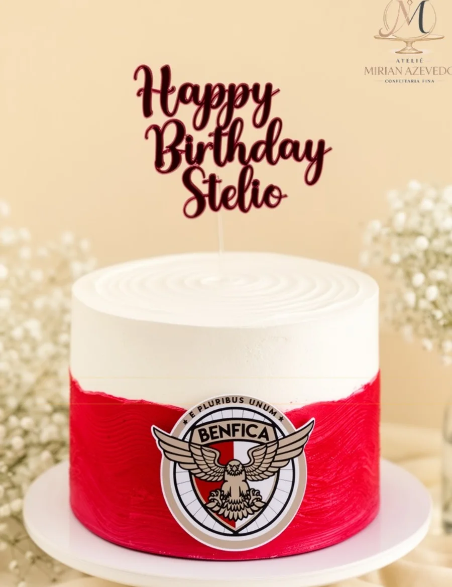 Bolo de aniversário vermelho e branco com tema Benfica